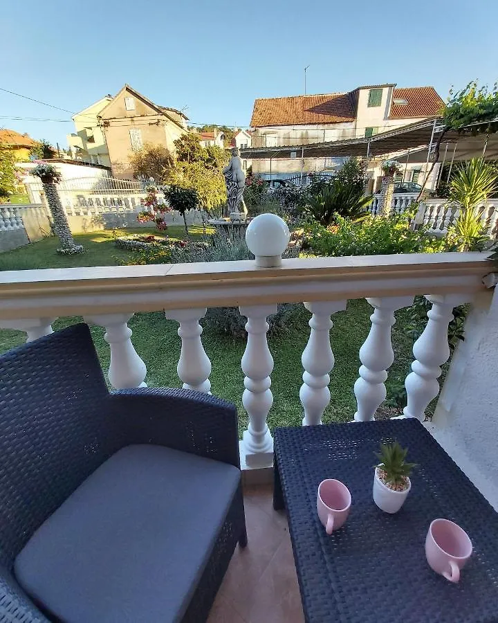 تروغير Apartments And Room Vikeli