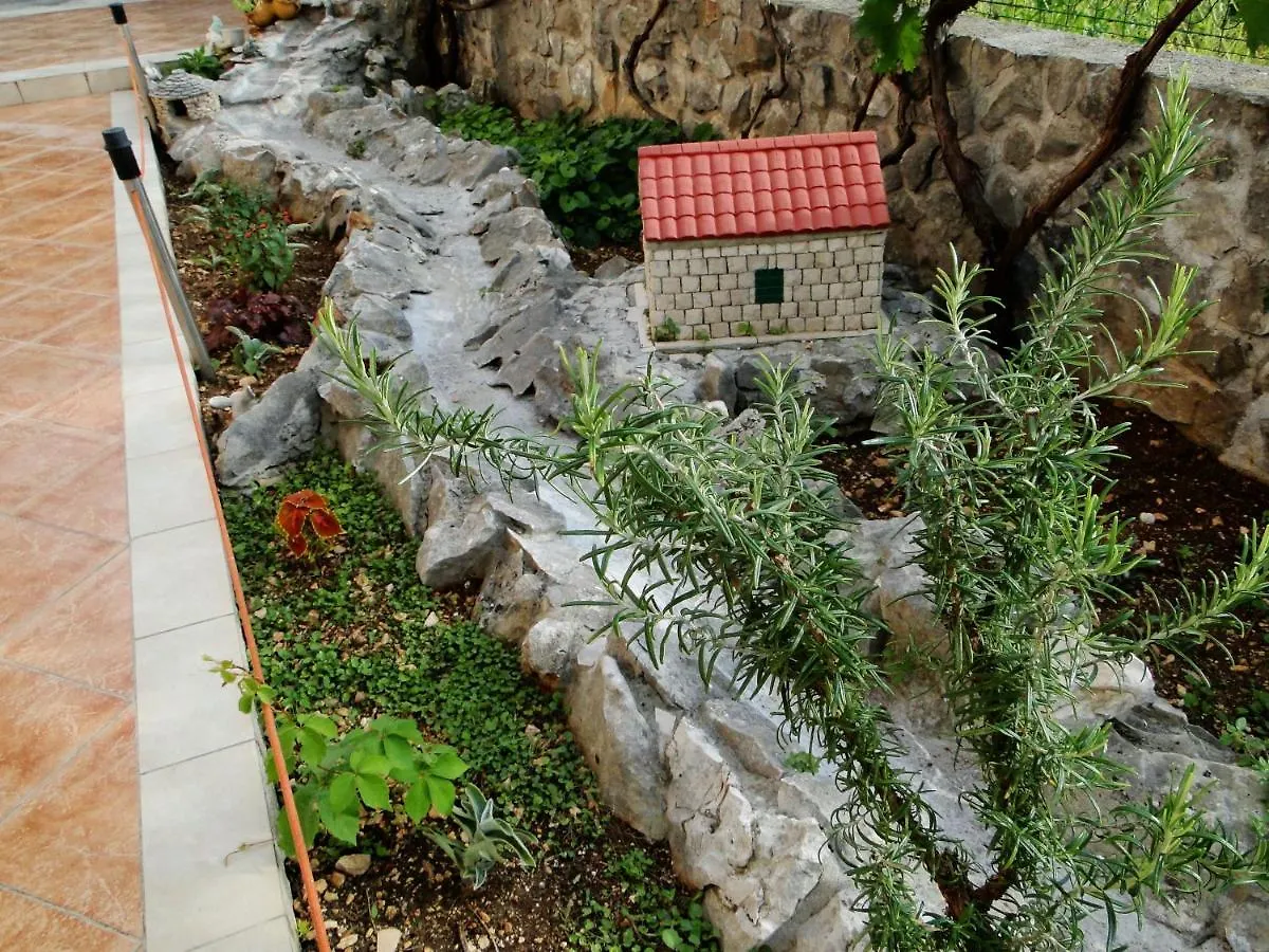 تروغير Apartments And Room Vikeli