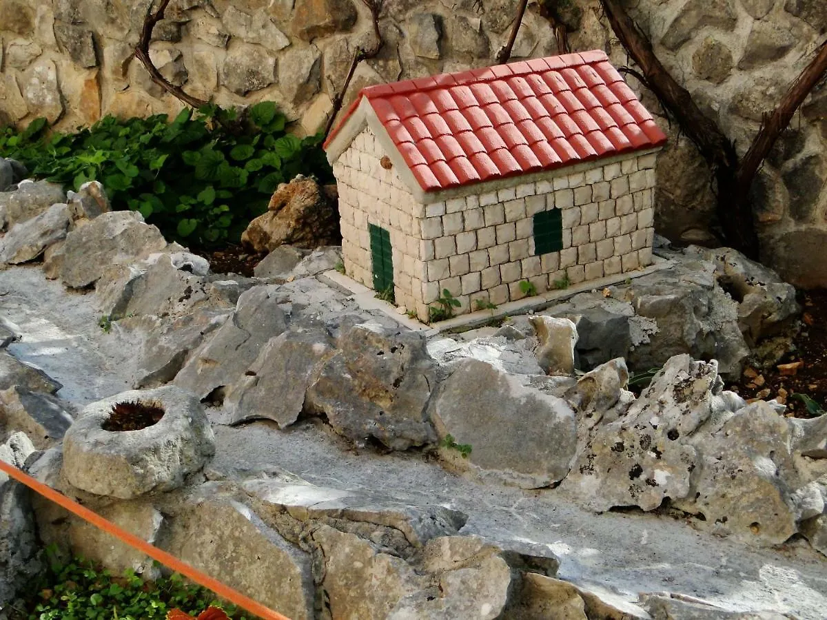 تروغير Apartments And Room Vikeli