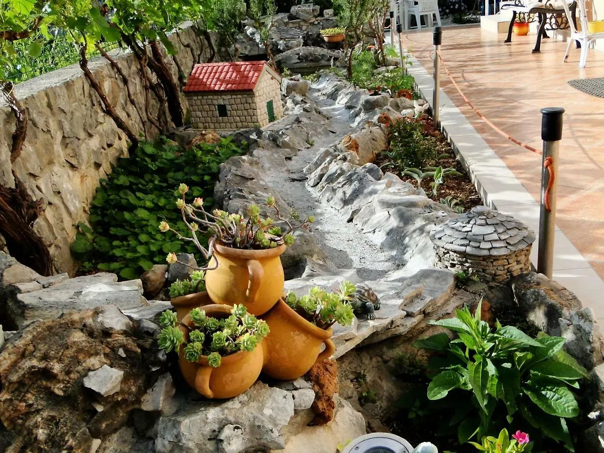 تروغير Apartments And Room Vikeli 0*,
